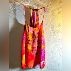 Jennifer Lopez NWT elegant top w beautiful flow back design. Size M